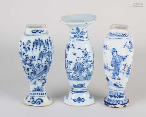 Three 18th century Delft vases, H 14 - 15 cm.