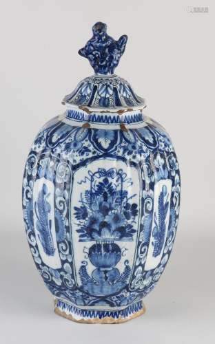 18th century Delft lid vase, H 40 cm.
