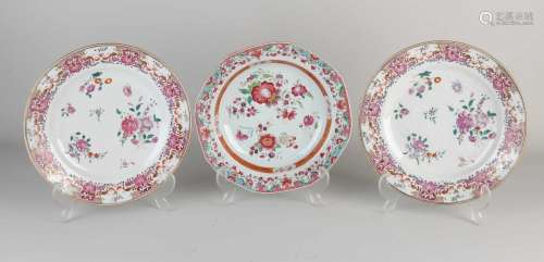 Three 18th century Chinese plates Ø 23.5 cm.