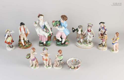 Lot of porcelain statues (11x)