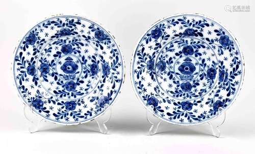 Two 18th century Delft plates Ø 22 cm.