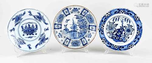 Three 18th century Delft plates Ø 22.5 cm.