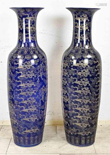 Two very large Chinese vases, H 143 cm.