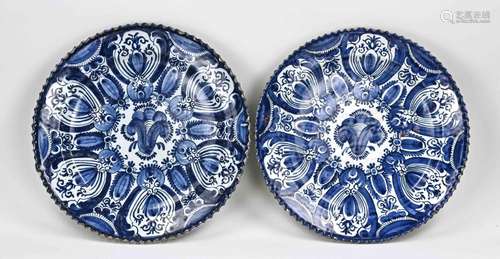 Two 18th century Delft Fayence plates Ø 34.5 cm.