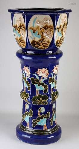 Majolica console + flower pot