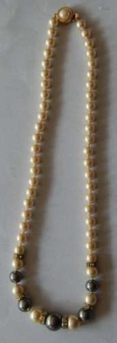 Perlenhalskette mit 5 grauen Perlen und Steinchenelementen v...