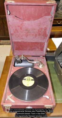 Gramophone mit rotem Kasten, um 1930/40