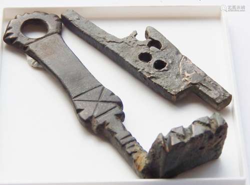 Großer,römischer,verzierter Schlüssel und Schubriegel