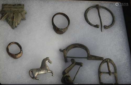 Konvolut römische Objekte:3 Fibeln, 1 Schnalle und eine Silb...