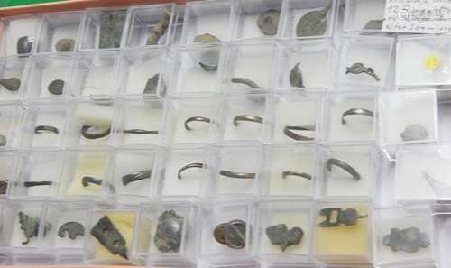 Konvolut 45 römische Artefakte,davon 12 Ringplatten und 14 R...