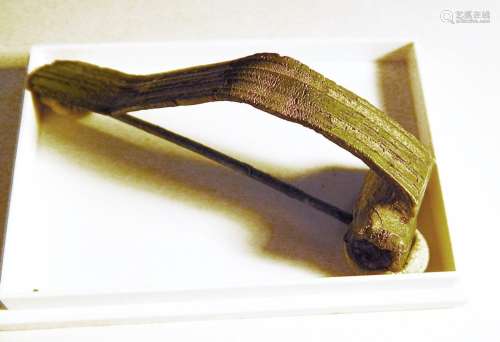 Römische Fibel mit Längsgravur und verdeckter Spirale
