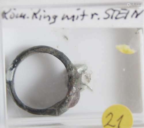 Römischer Ring mit rotem Stein