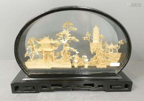 Diorama,chinesische Holzschnitzarbeit mit Kranichen,hinter G...