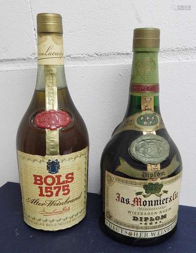 1 Flasche BOLS -1575 Weinbrand,Hals, und 1 Flasche Jas.Monni...