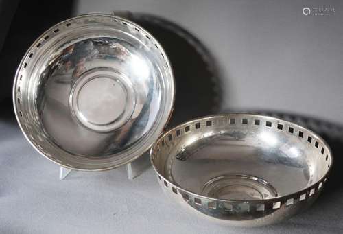 Paar runde Brotschalen,durchbrochen gearbeitet,silver plated...