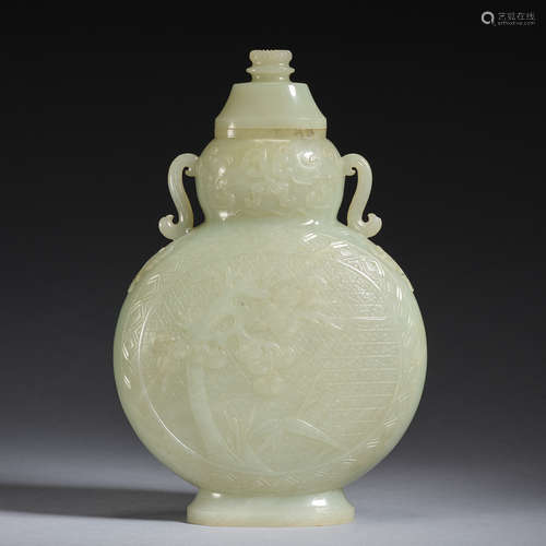 A jade gourd-shap relief-carved vase with cover, Qing dynast...