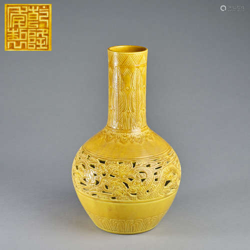 A yellow-glazed small bottle vase,Qing dynasty,Qianlong