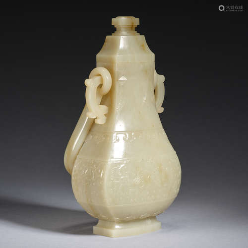 A finly carved jade ritual vessel with cover, Qing dynasty