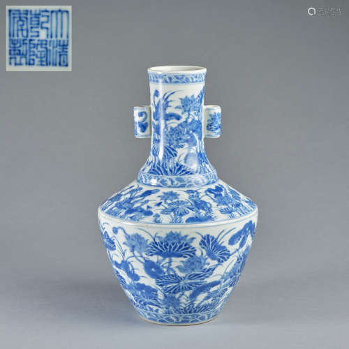 A blue and white 'floral' vase,Qing dynasty,Qianlong