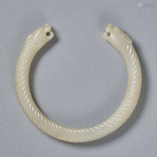 A jade 'dragon heads' bangle.Qing dynasty