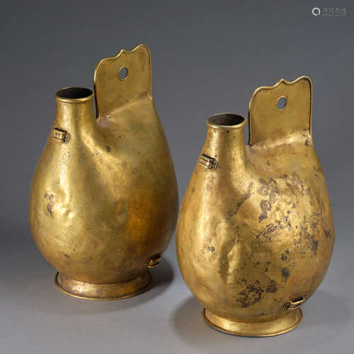 A pair of gilded wine pots, Liao dynasty