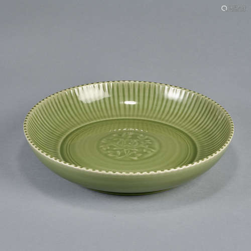 A rare large plate ,diameter:35.5cm,Yuan dynasty