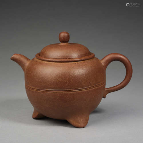 A Yixing tripod teapot and cover Qing dynasty