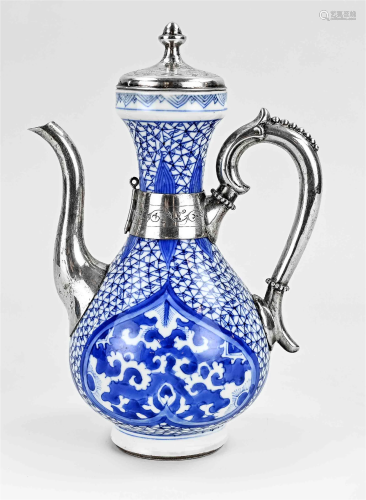 18th century Chinese or Japanese jug, H 21 cm.