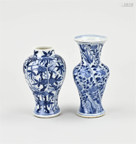 Two 17th - 18th century Chinese vases, H 11 - 12.5 cm.