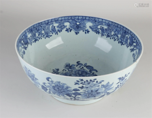 18th century Chinese bowl Ã˜ 31.6 cm.