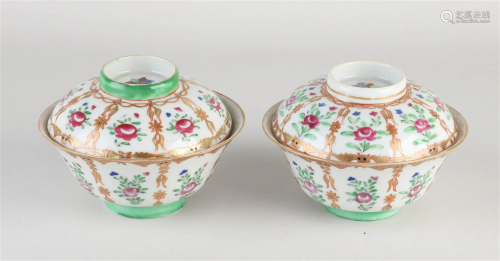 Two 18th century Chinese lidded bowls Ã˜ 14 cm.
