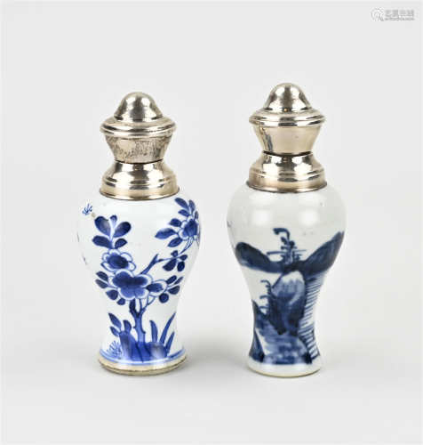 Two 18th century Chinese vases, H 11 - 12 cm.