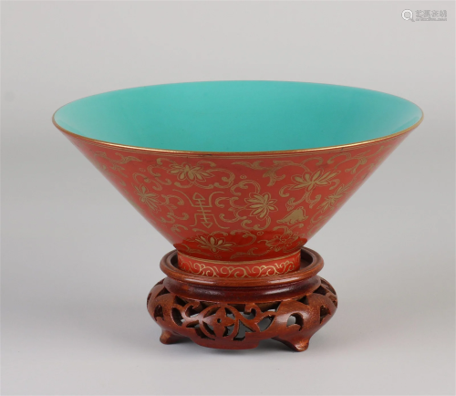 Chinese bowl on console Ã˜ 14.7 cm.