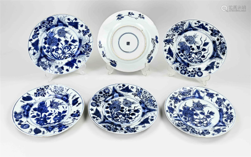 Six 17th - 18th century Chinese plates, Ã˜ 24.3 cm.