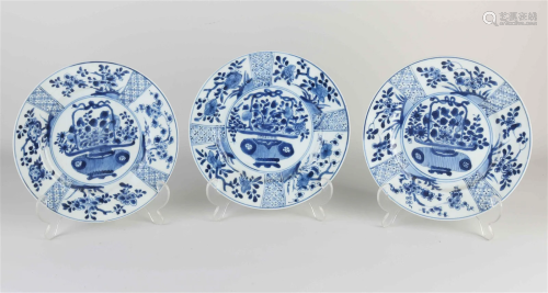 Three 17th - 18th century Chinese plates Ã˜ 21 cm.