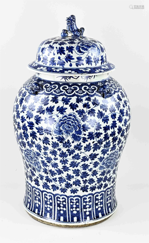 Large 17th century Chinese vase with lid, H 67 cm.