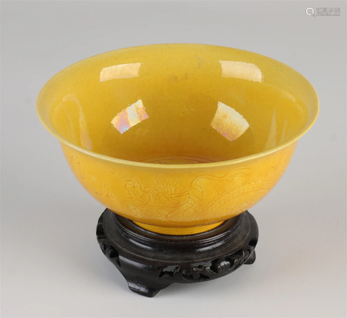 Chinese bowl on console Ã˜ 15.5 cm.