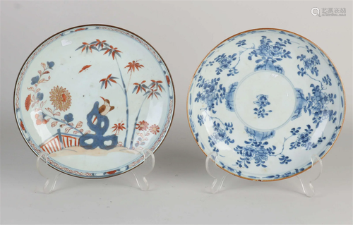 Two 18th century Chinese plates Ã˜ 21-22 cm.