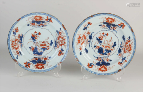 Two 18th century Chinese Imari plates, Ã˜ 22.7 cm.