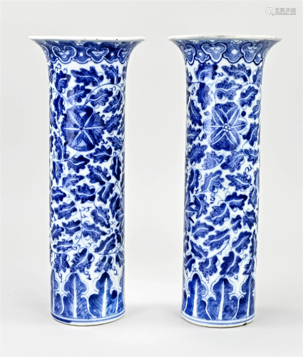 Two Chinese vases, H 25 cm.