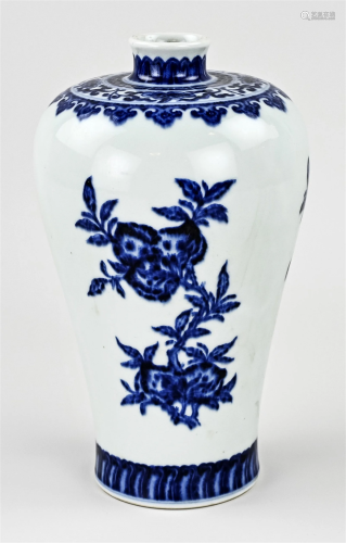 Chinese Meiping vase, H 22.5 cm.