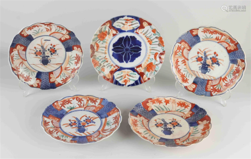 Five Japanese Imari plates Ã˜ 20 - 21 cm.