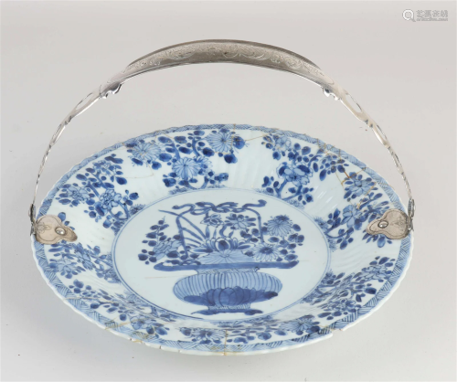17th-18th century Chinese plate + silver handle Ã˜ 27.5 cm.