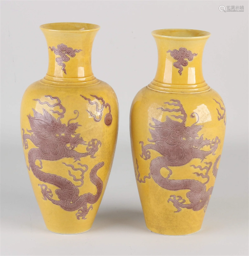 Two Chinese dragon vases, H 23 cm.