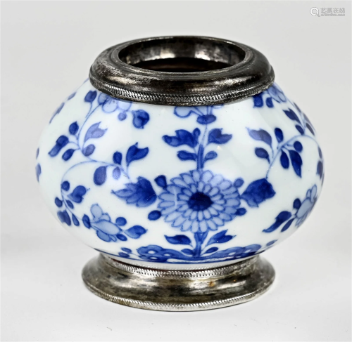 18th century Chinese water pot Ã˜ 8 cm.