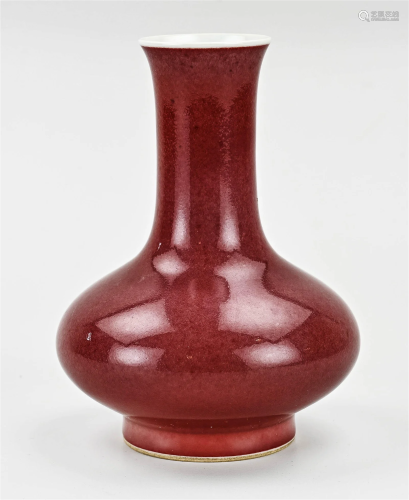Chinese red vase, H 16 cm.