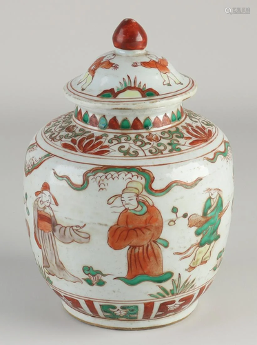 Chinese lidded vase, H 20 cm.