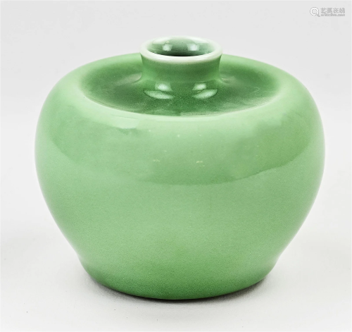 Chinese vase with green glaze, H 8 x Ã˜ 9.5 cm.