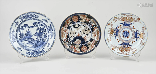 Three 18th century Chinese plates, Ã˜ 4 - 7 cm.