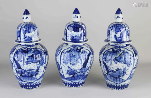 Three Japanese Imari vases with lids, H 31 cm.